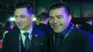 Cosmin Contra, salut amuzant la adresa selecțíonerului: "O, marele Mirel. Inegalabilul! Ce faci, copile?"