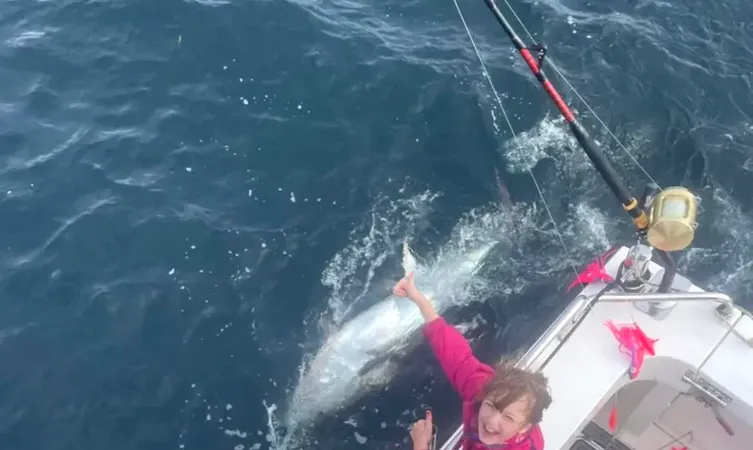 O fetiță a prins un pește care cântărește de șase ori mai mult decât ea. Tonul roșu valorează 70.000 de lire sterline