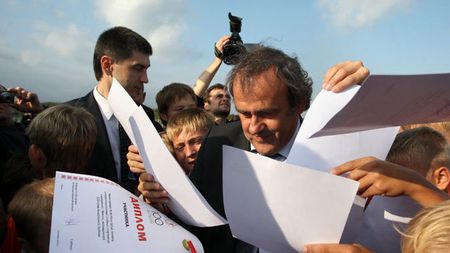 Platini se împiedică de FIFA în revoluția EURO! De ce adăugarea a 8 echipe din 2016 nu va combate "monotonia și stagnarea" fotbalului