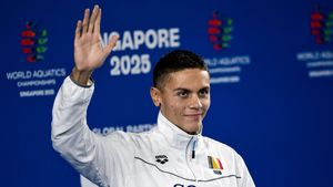 L'Equipe l-a numit „extraterestru” pe David Popovici! Francezii, în delir după ce românul s-a calificat în semifinale la 100 m liber