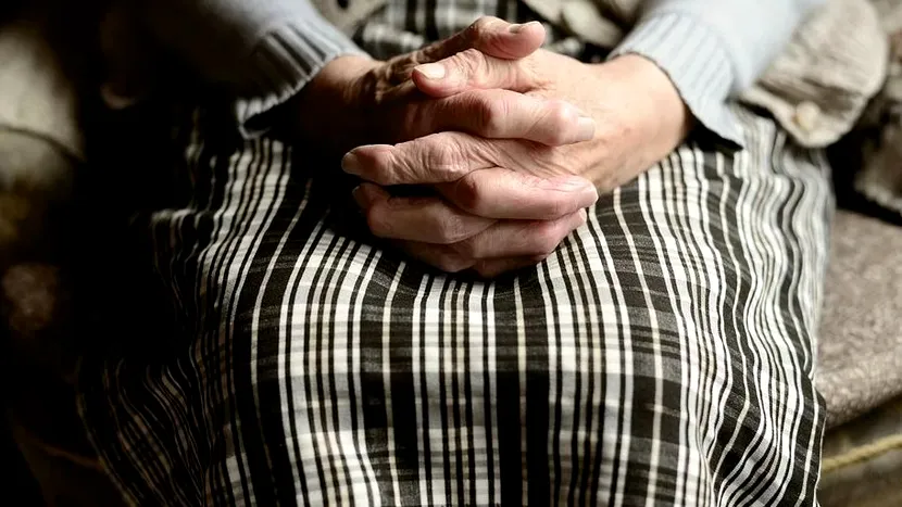 Strigătul disperat al unei bătrâne din Brașov, izolată în casă: 'Îmi e foame, vă rog, vă dau banii la pensie'