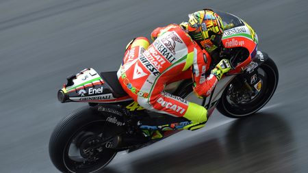 Nebunie în calificări la Sachsenring!** Pole-ul s-a decis în ultima secundă, pe ploaie. Stoner pleacă primul!