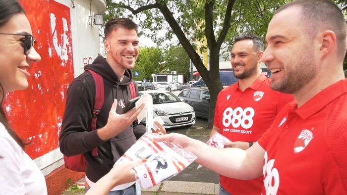 Vlad Iacob a împărțit cadouri suporterilor care și-au achiziționat bilete pentru Dinamo - CSA Steaua și le-a transmis un mesaj clar: „Încă putem promovăm direct!” | VIDEO EXCLUSIV
