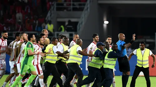 Scandal la Cupa Africii! Tunisienii au vrut să-l linșeze pe arbitrul sfertului contra Guineei Ecuatoriale. Thailandezul a fost scos cu Poliția de pe teren