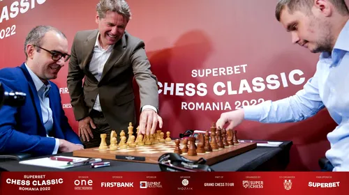 Bogdan Deac a pierdut cu Leinier Dominguez la Superbet Chess Classic Romania 2022. Prima mutare i-a aparținut fostului fotbalist Florin Răducioiu