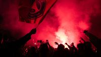 Nebunie în centrul Parisului după ce PSG s-a calificat în a doua finală consecutivă de Liga Campionilor! Poliția și jandarmeria au intervenit
