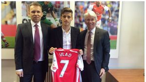 Moment istoric! Vlad Dragomir, căpitanul naționalei U16, a semnat cu Arsenal Londra. "Wenger l-a dorit foarte mult. Englezii l-au monitorizat un an și jumătate". Timișoreanul e primul român în echipa "Tunarilor"
