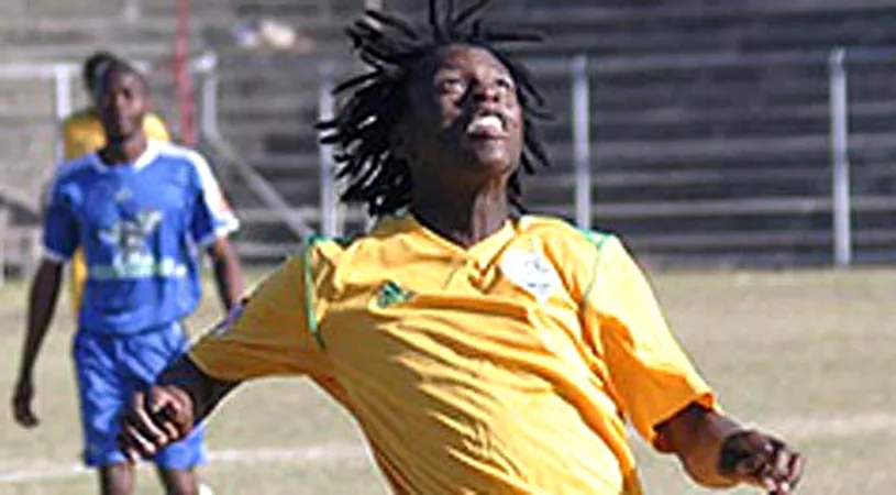 Fotbal din Zimbabwe!** Un jucător a fost reținut după ce l-a batut pe antrenorul advers și a aruncat cu urină în el :)