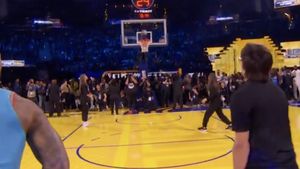 A câștigat 100.000 de dolari cu o aruncare de la centrul terenului