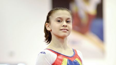 "Dublă" la sol:** Larisa Iordache, medalie de argint, Diana Bulimar, bronz