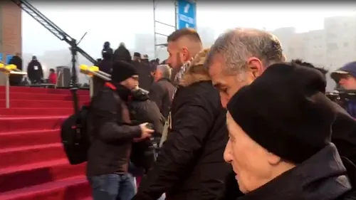 VIDEO | Gigi Becali și-a însoțit mama la sfințirea Catedralei Mântuirii Neamului! Suma uriașă pe care a donat-o. Ce a spus finanțatorul FCSB înainte de a intra în altar