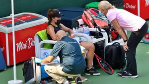 Povestea din spatele calificării miraculoase a Gabrielei Ruse în fața australiencei Ajla Tomljanovic! Momentul în care publicul a stat cu sufletul la gură din cauza stării de sănătate a româncei: medicii au intervenit imediat! FOTO EXCLUSIV