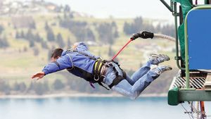 "Stejari" în aer!** Trei componenți ai naționalei s-au pregătit făcând bungee jumping VIDEO