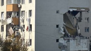 Fratele milionarului care s-a botezat din nou la 45 de ani, generos cu familiile afectate de explozia din Rahova. Fostul „locotenent” al lui Sile Cămătaru, gest pentru cei fără locuință