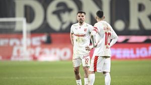 Fază încinsă în minutul 6 al meciului Rapid - Dinamo. Istvan Kovacs a dat penalty cu VAR