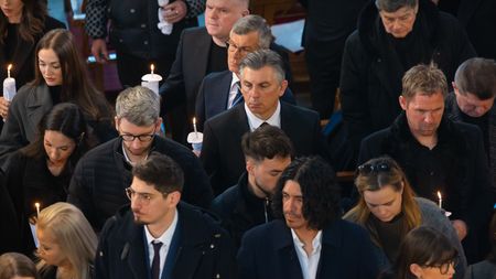 Nimeni NU l-a observat! Cine a venit la înmormântarea lui Mircea Lucescu