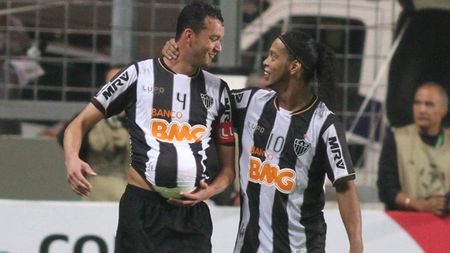 VIDEO Ce vrăji mai face Ronaldinho? O nouă pasă inedită inventată de brazilian