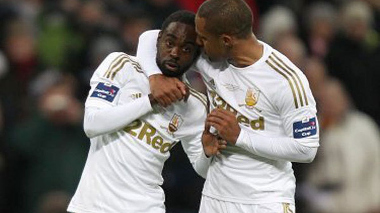 Momente incredibile în finala Cupei Ligii Angliei.** Doi jucători de la Swansea s-au certat ca la ușa cortului, din cauza unui penalty