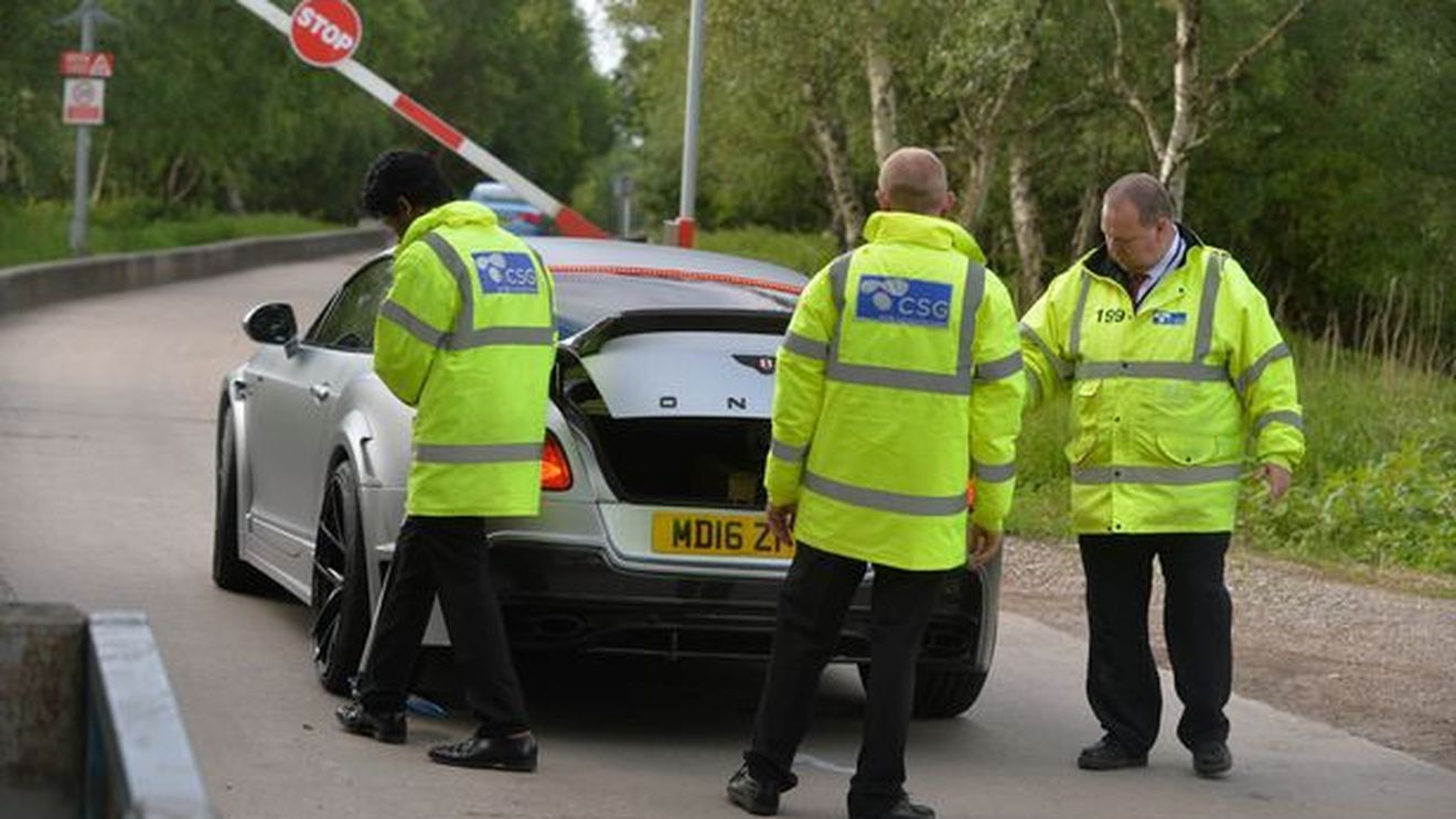 FOTO | Mașinile starurilor de la United, verificate "la sânge" de autorități după atacul din Manchester. Cerința clubului de pe Old Trafford pentru UEFA