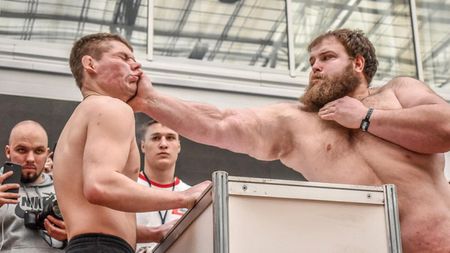 VIDEO | Pentru câți bani ai încasa o palmă de la un rus de 170 de kilograme? Cum arată "Campionatul de pălmuit" la care participanții pleacă făcuți KO