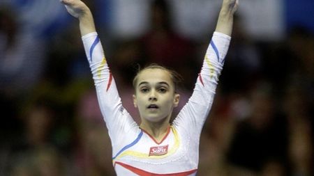 "Le felicit pe fete pentru medalii,** mai ales că au fost obținute la englezi acasă!"