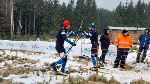 Doar în România poți vedea așa ceva: Campionatul Național de Schi - Orientare s-a desfășurat fără zăpadă, cu schiurile în noroi. Răspunsul organizatorilor | FOTO & VIDEO EXCLUSIV