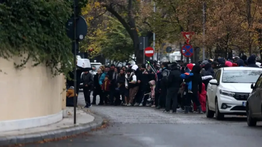 Coadă de oameni care așteaptă în fața „palatului” lui Gigi Becali, pentru a primi bani de la patronul FCSB. Sursă foto: Cancan.ro