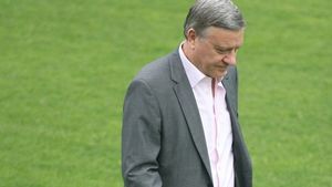 Sandu: "Avem nevoie de arbitrii români!"** Ce câștigă Liga lui Mitică dacă respectă convenția cu UEFA?