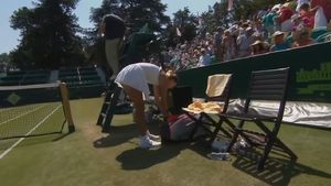 Mai ceva ca la Hollywood! O jucătoare în vârstă de 57 de ani s-a calificat în sferturile unui turneu de tenis profesionist după ce a eliminat o adversară mai tânără cu 40 de ani decâ ea | VIDEO