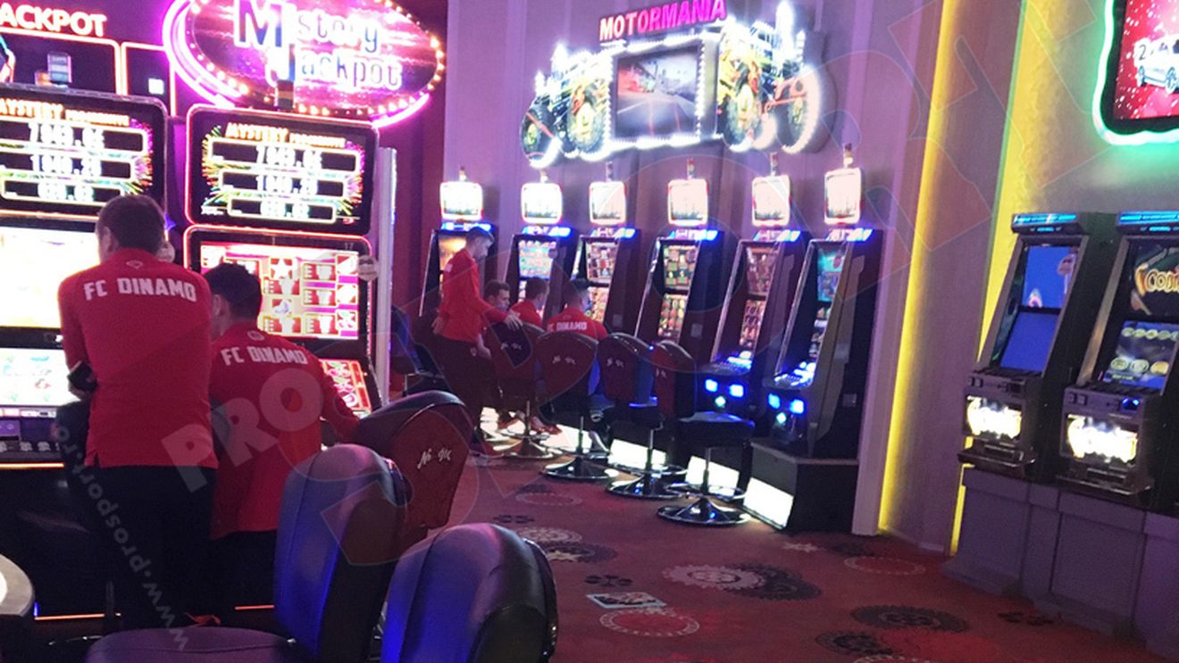 Un dinamovist e dependent de "păcănele"! Are datorii de mii de euro la colegi și cămătari | UPDATE Reacția jucătorului: "Nu am intrat în cazinou ca să joc"