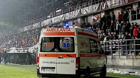 Panică în Giulești! Meciul Rapid - Voluntari, întrerupt după ce un fan rapidist a acuzat probleme medicale! Ambulanța a intervenit de urgență