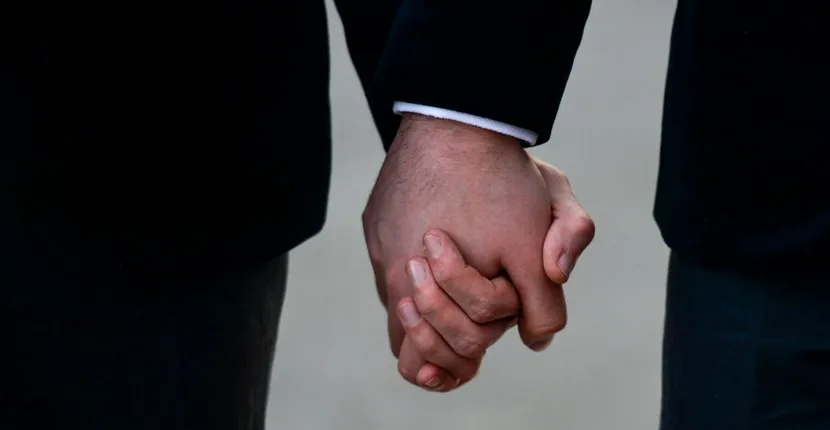 Primul cuplu de homosexuali care ar fi adoptat un copil în România. ”Felicit persoana care a avut curajul să facă acest pas”