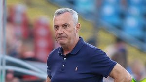 Mircea Rednic, furios după ce arbitrul a anulat reușita de 3-0 a echipei sale în UTA - Universitatea Craiova 2-2: „VAR-ul verifică fiecare gol al nostru! De ce nu fac așa și la ei?”