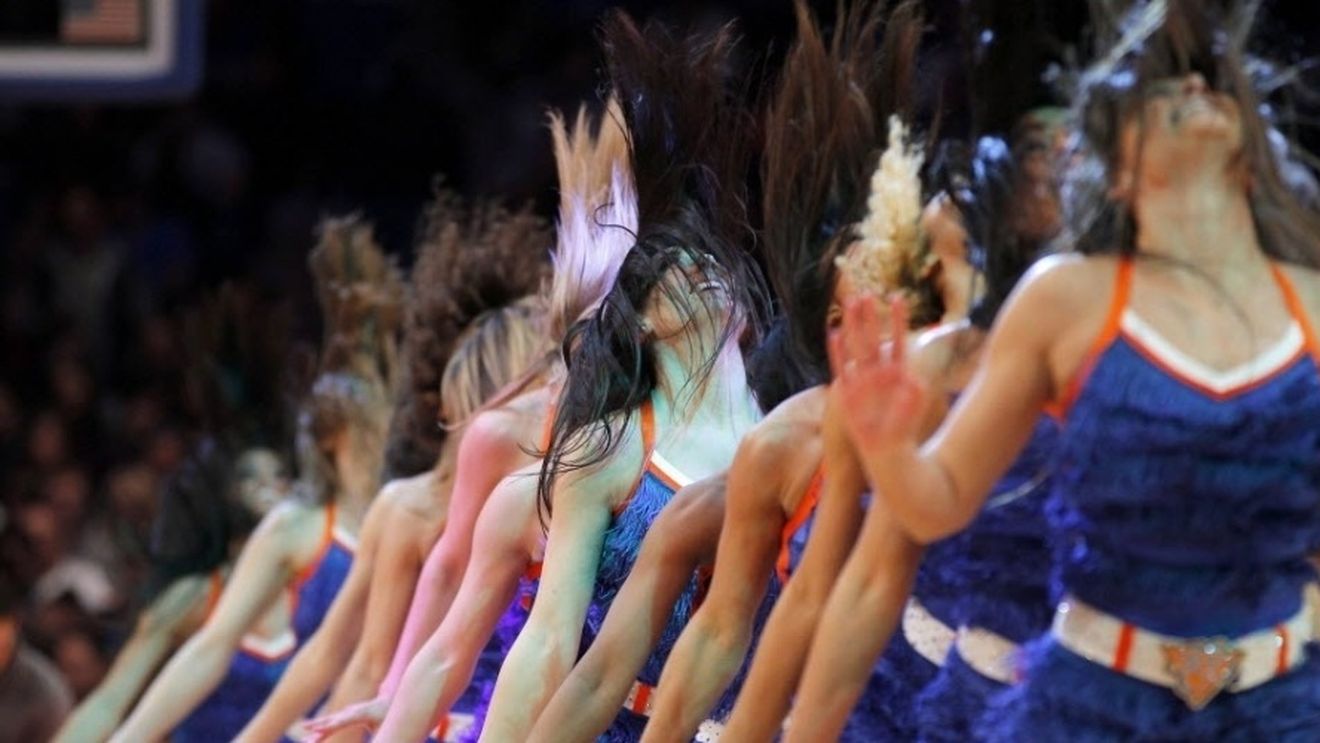 Au lăsat-o să cadă sau au greșit coregrafia?** VIDEO Fetele de la New York Knicks au dat-o în bară