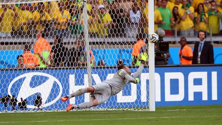 VIDEO | Meci de infarct, la propriu. 98 de persoane au avut nevoie de îngrijiri medicale în timpul meciului Brazilia - Chile. Un fan a suferit un atac de cord 