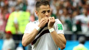 Chicharito și-a schimbat look-ul chiar înaintea meciului cu Brazilia. FOTO | Apariție extravagantă a atacantului de la West Ham