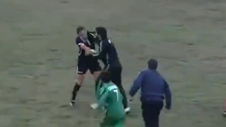 VIDEO** Arbitru snopit din bătaie pentru un penalty și o eliminare! Scene VIOLENTE în Iran: