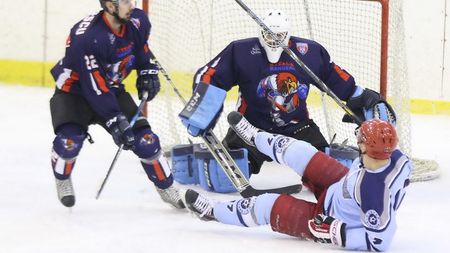 CSM Dunărea Galați a câștigat prima partidă a finalei cu Steaua la hochei. Meciul doi este programat sâmbătă, tot la Cârța