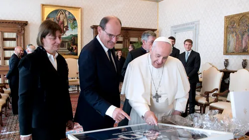 Papa Francisc, fan înfocat al lui PSG? Vezi ce cadou incredibil a primit din partea prim-ministrului Franței, Jean Castex!
