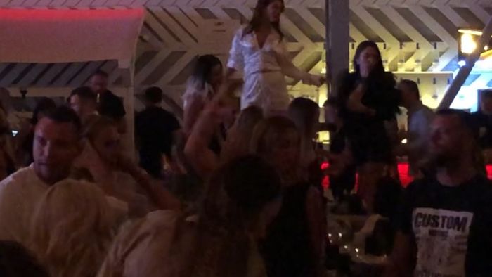Cristi Bud s-a pregătit pentru promovarea în Liga 1 într-un club de fițe de pe litoral. A dansat cu foc, dar a fost și jucător „de echipă” și a „pasat” un pahar de vin unui prieten | VIDEO EXCLUSIV
