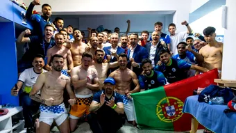 Reacție de la Hunedoara cu lacrimi în ochi după promovarea Corvinului în SuperLigă: ”Suntem Nottingham Forest de România! Fără acest trident n-am fi reușit!”