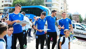"Vrem să bateți Dinamo!". Fotbaliștii de la CS U Craiova, în mijlocul elevilor cu ocazia deschiderii noului an școlar! Galerie FOTO cu Băluță & Co