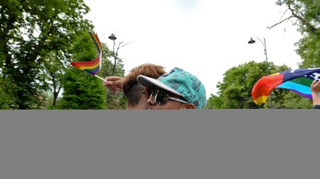 FOTO | Un stelist susține public căsătoriile între persoanele de același sex. Ce poză a publicat în ziua în care SUA a legalizat căsătoria în cuplurile gay