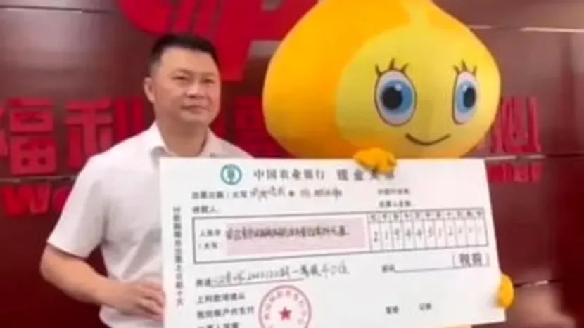 Un chinez a purtat un costum de desene animate pentru a-şi ridica premiul la loterie: a câştigat 30 de milioane de dolari şi nu vrea ca familia lui să ştie