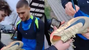 „Să nu le pui pe OLX”. Daniel Bîrligea, atacantul pe care Gigi Becali cere 15.000.000 de euro, gest pentru un tânăr fotbalist: „Acum, că am ghetele lui, pot muri liniştit”