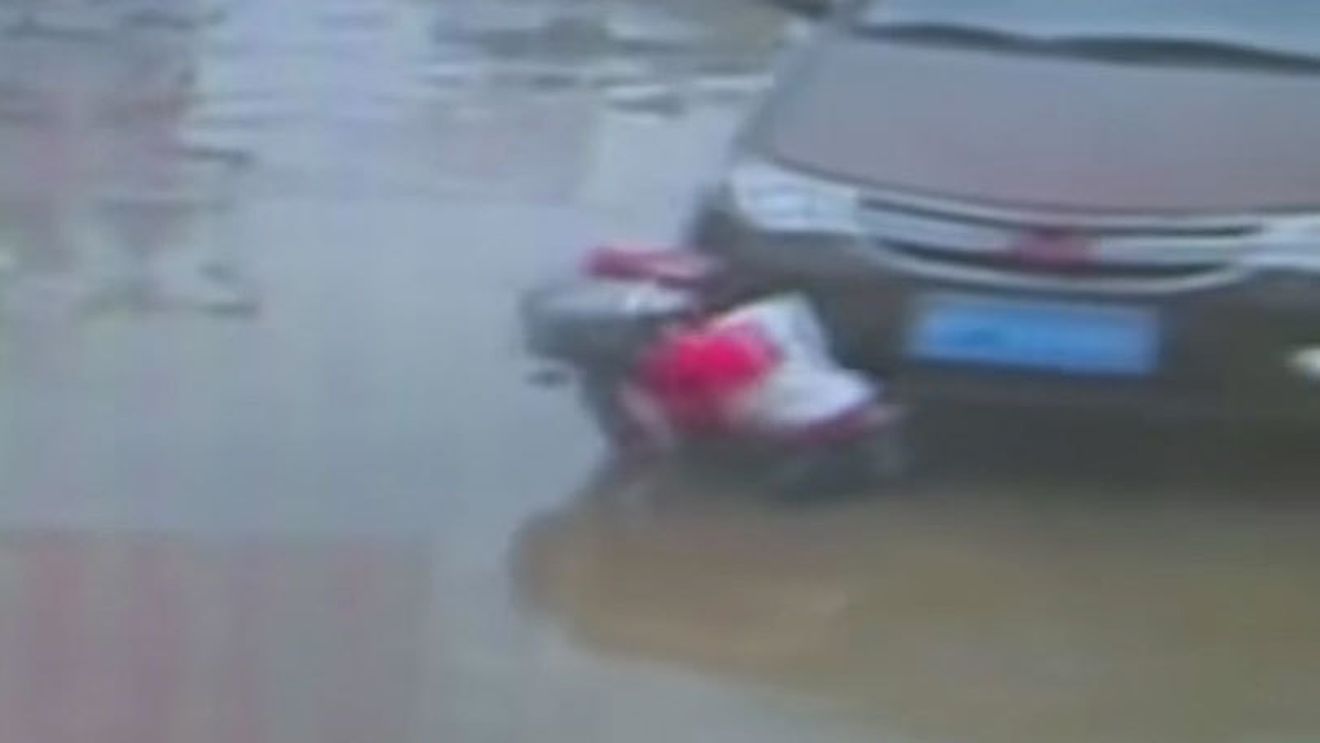 Doi copii, călcați cu mașina de propriul tată! VIDEO ȘOCANT