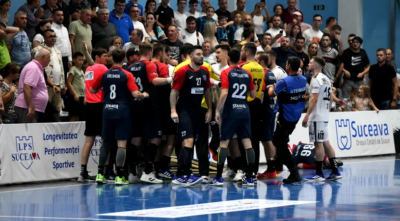 Steaua, oprită de un fan sucevean să marcheze în ultimele secunde în Liga Națională de handbal masculin! Unul dintre spectatori a împins cu piciorul, în teren, o reclamă publicitară. VIDEO