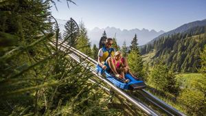 VIDEO | Ne dăm cu sania și vara în Poiana Brașov! Traseu de roller coaster printre brazi