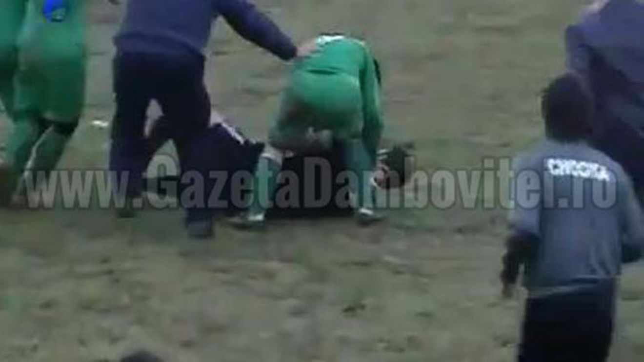 Violențele continuă pe terenurile de fotbal din România: arbitrii, bătuți CRUNT de patronul gazdelor! "Nu credeam că mai scapă!"
