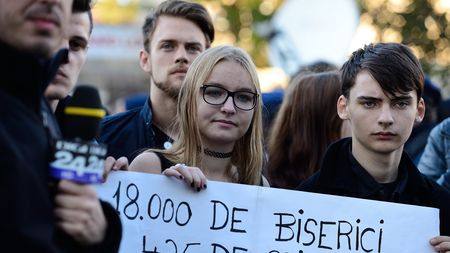 Cornel Dinu: "Există multe alte bombe de genul acestui club, neaprinse încă. Toate sunt acoperite de peșcheș și bacșiș". De ce crede că tinerii "se sinucid mental"